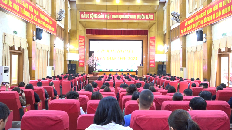 Quận ủy - HĐND - UBND - Ủy ban MTTQ Việt Nam quận gặp mặt, tiếp xúc đầu Xuân Giáp Thìn 2024