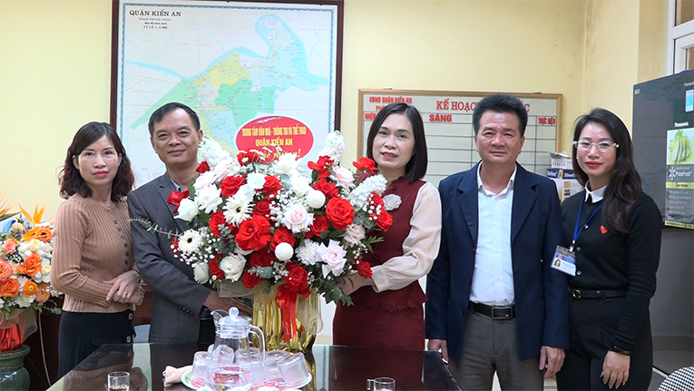 LĐLĐ quận và Trung tâm Văn hóa – Thông tin và Thể thao quận thăm, chúc mừng các tập thể y tế nhân kỷ niệm ngày Thầy thuốc Việt Nam