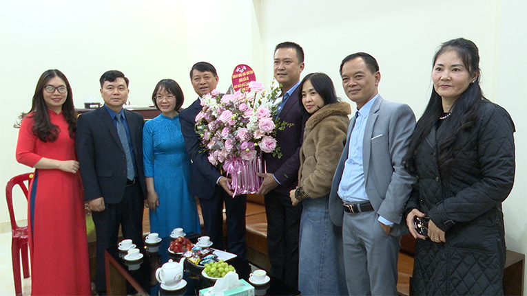 Các đồng chí lãnh đạo quận thăm chúc mừng các tập thể, cá nhân ngành Y tế tiêu biểu nhân kỷ niệm 69 năm Ngày thầy thuốc Việt Nam 