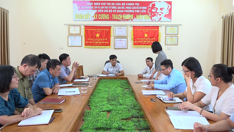 Đồng chí Phó Chủ tịch UBND quận Phạm Văn Diện đối thoại với hộ gia đình ông Hoàng Văn Nhân về thu hồi đất thực hiện dự án vườn hoa phường Phù Liễn