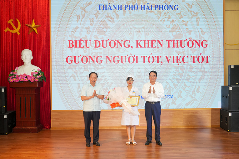 Lãnh đạo thành phố và lãnh đạo quận Kiến Anh biểu dương, khen thưởng Điều dưỡng Nguyễn Thị Thảo - Khoa hô hấp, Bệnh viện Trẻ em Hải Phòng