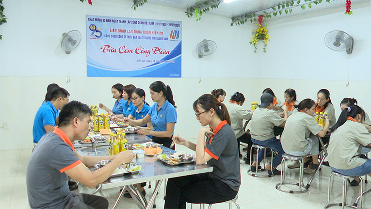 Công đoàn Công ty TNHH sản xuất thương mại Quang Nam tổ chức bữa cơm Công đoàn