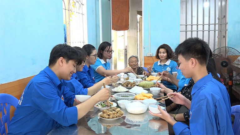 Bữa cơm tri ân ấp áp nghĩa tình của Hội Liên hiệp phụ nữ phường Nam Sơn