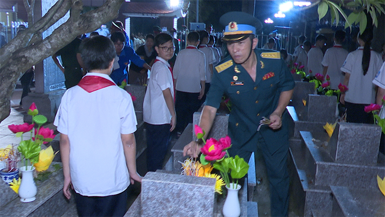 Lễ thắp nến tri ân tại nghĩa trang liệt sỹ các phường: Văn Đẩu, Quán Trữ, Nam Sơn