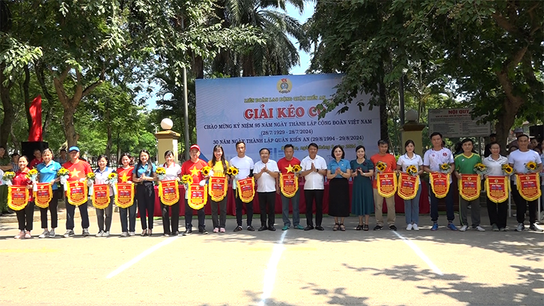 Liên đoàn Lao động quận tổ chức giải kéo co chào mừng kỷ niệm Ngày thành lập công đoàn Việt Nam và Ngày thành lập quận