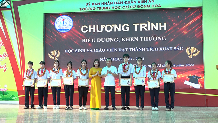 Trường Trung học cơ sở Đồng Hòa biểu dương, khen thưởng học sinh và giáo viên đạt thành tích xuất sắc năm học 2023-2024