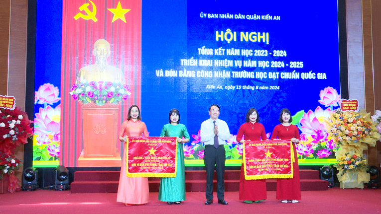 Hội nghị tổng kết năm học 2023-2024, triển khai nhiệm vụ năm học 2024-2025 và đón Bằng công nhận trường học đạt chuẩn Quốc gia