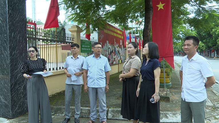 Các phường tuyên truyền, trang trí rực rỡ chào mừng ngày lễ, kỷ niệm lớn trong tháng 8, tháng 9, kỉ niệm 30 năm ngày thành lập quận