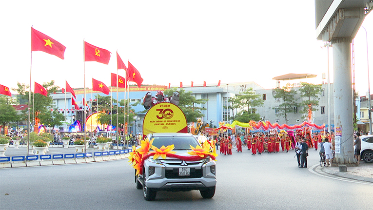 Đặc sắc chương trình nghệ thuật đường phố chào mừng kỉ niệm 30 năm ngày thành lập quận