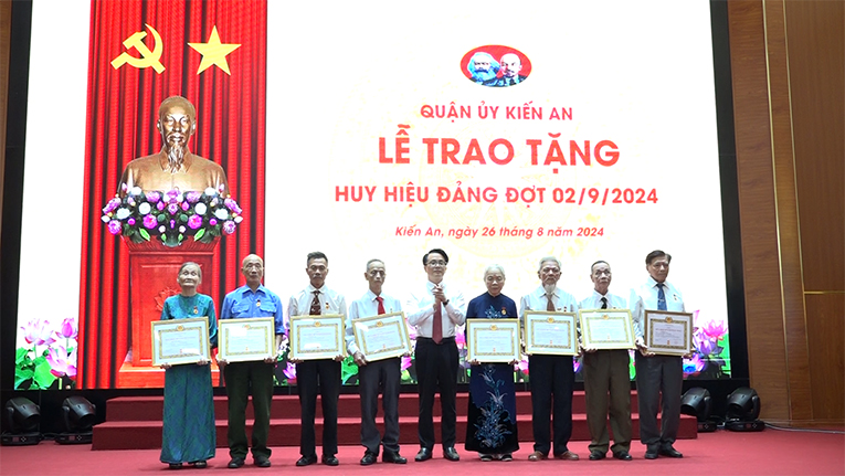 Lễ trao tặng huy hiệu Đảng đợt mùng 2 tháng 9