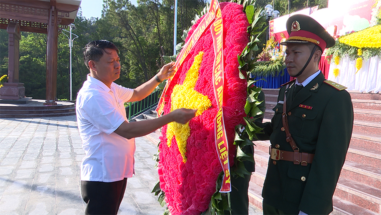 Các đồng chí lãnh đạo quận dâng hoa, dâng hương tại Đài Tưởng niệm các anh hùng liệt sĩ Kiến An trên núi Thiên Văn