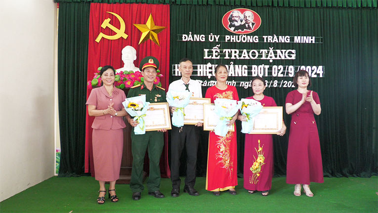 Đảng ủy phường Tràng Minh trao huy hiệu Đảng đợt 2/9/2024