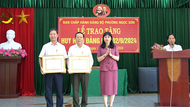 Đảng uỷ phường Ngọc Sơn trao tặng Huy hiệu Đảng đợt 2/9/2024