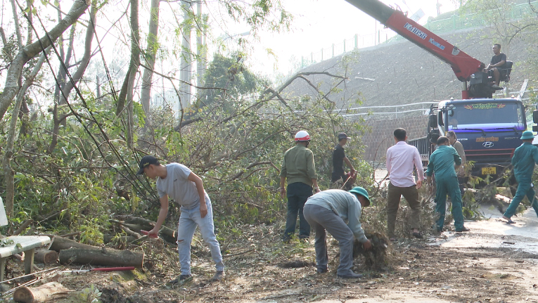 Đông đảo các lực lượng chung tay dọn vệ sinh tuyến đường Nguyễn Xiển,  khắc phục hậu quả của cơn bão số 3