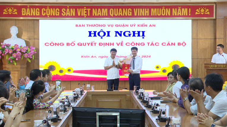 Đồng chí Vũ Xuân Phúc - Uỷ viên Quận ủy, Trưởng Ban Kinh tế - Xã hội HĐND quận được điều động, chỉ định giữ chức vụ Bí thư Đảng ủy phường Trần Thành Ngọ