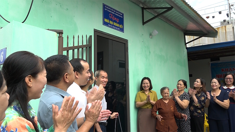 Khánh thành nhà Đại đoàn kết cho gia đình bà Nguyễn Thị Cóc và khánh thành công trình giá treo cờ chào mừng kỷ niệm 30 năm Ngày thành lập phường Nam Sơn