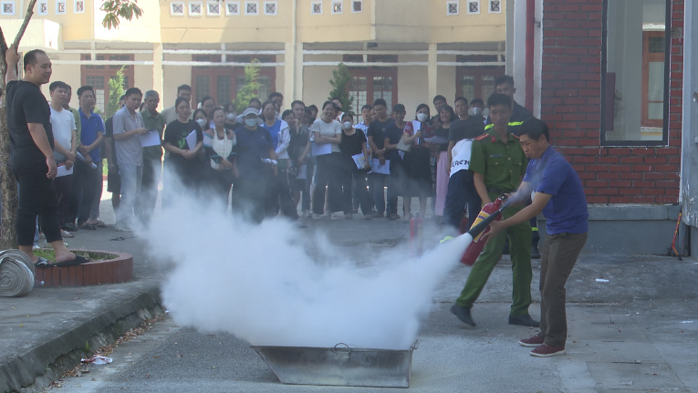 Huấn luyện nghiệp vụ phòng cháy chữa cháy cho lực lượng phòng cháy chữa cháy cơ sở trên địa bàn quận