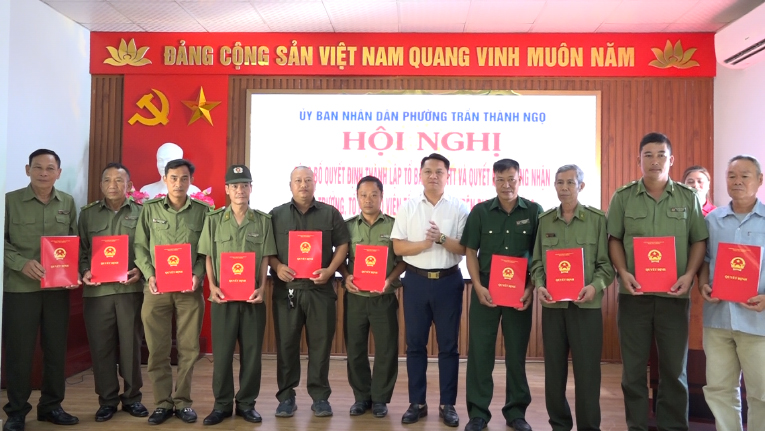 Phường Trần Thành Ngọ công bố quyết định thành lập tổ bảo vệ an ninh trật tự và các quyết định công nhận tổ trưởng, tổ phó, tổ viên tổ bảo vệ an ninh trật tự