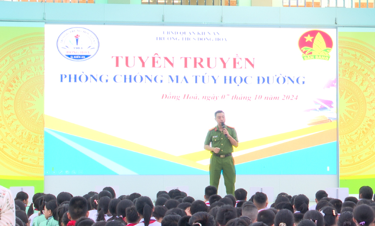 Trường THCS Đồng Hoà tuyên truyền về an toàn giao thông, phòng chống ma tuý, an ninh mạng; Luật quản lý, sử dụng vũ khí, vật liệu nổ, công cụ hỗ trợ