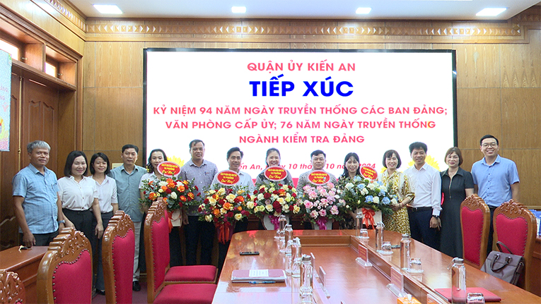 Thường trực Đảng ủy các phường chúc mừng các Ban Xây dựng Đảng, Văn phòng Quận ủy nhân dịp kỷ niệm 94 năm ngày truyền thống ngành Tổ chức xây dựng Đảng, Công tác dân vận của Đảng, Văn phòng cấp ủy và 76 năm ngày truyền thống ngành Kiểm tra Đảng