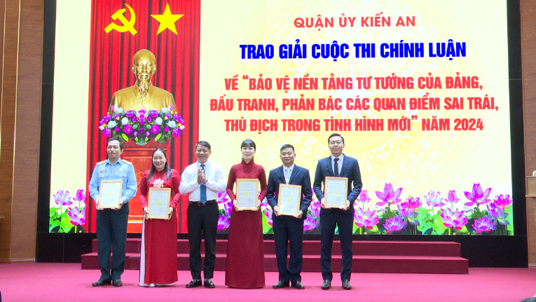 Quận uỷ trao giải Cuộc thi chính luận “Bảo vệ nền tảng tư tưởng của Đảng, đấu tranh, phản bác các quan điểm sai trái, thù địch” năm 2024; tổ chức sinh hoạt chính trị quán triệt chỉ đạo của Tổng Bí thư Tô Lâm về công tác xây dựng Đảng và Nhà nước