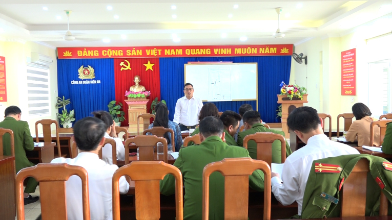Ban Pháp chế HĐND quận làm việc với Công an quận về tình hình thi hành pháp luật gắn với việc thực hiện chức năng, nhiệm vụ của đơn vị trong năm 2024, phương hướng, nhiệm vụ năm 2025