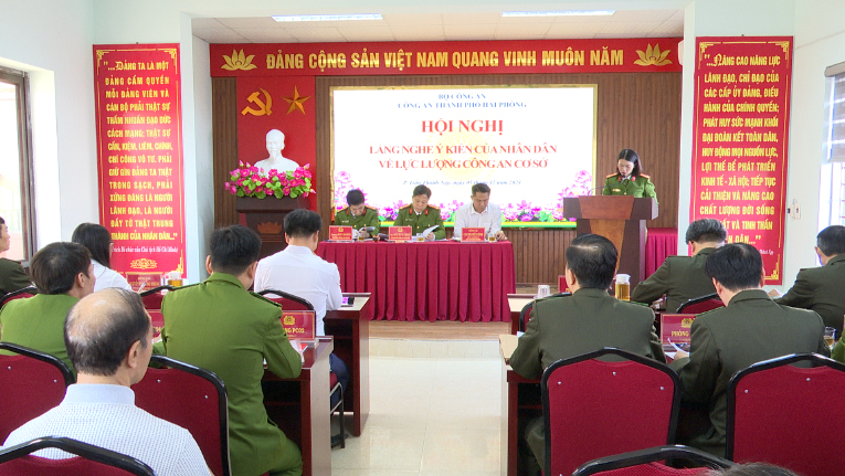 Đại tá Bùi Trung Thành - Phó Giám đốc Công an thành phố lắng nghe ý kiến của nhân dân phường Trần Thành Ngọ về lực lượng công an cơ sở