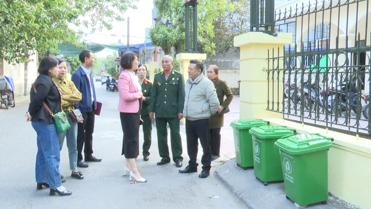 Kiểm tra việc thực hiện phân loại chất thải rắn sinh hoạt tại nguồn trên địa bàn phường Quán Trữ
