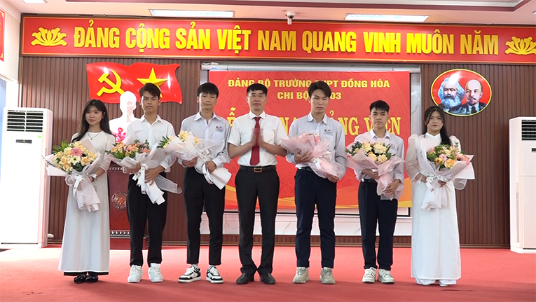 8 học sinh ưu tú trường THPT Đồng Hoà được kết nạp vào Đảng
