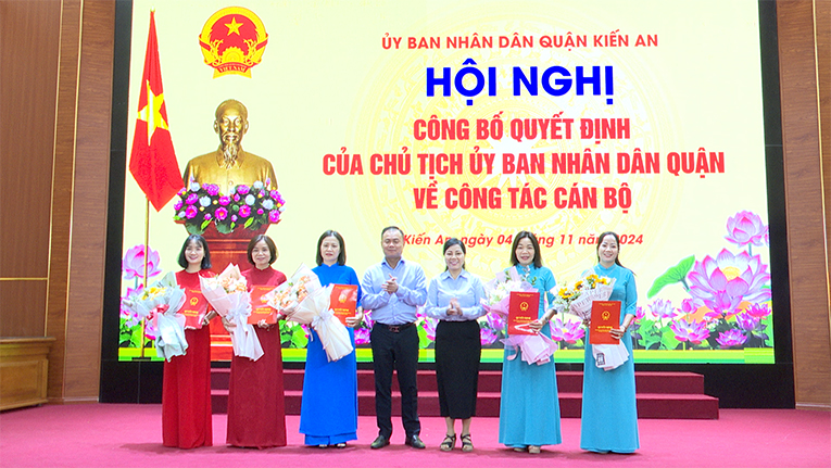 Công bố Quyết định của Chủ tịch UBND quận về công tác cán bộ các trường mầm non: Nhi Đức, Bắc Sơn, Hướng Dương, Trần Thành Ngọ, Hoa Mai, Hoa Phượng