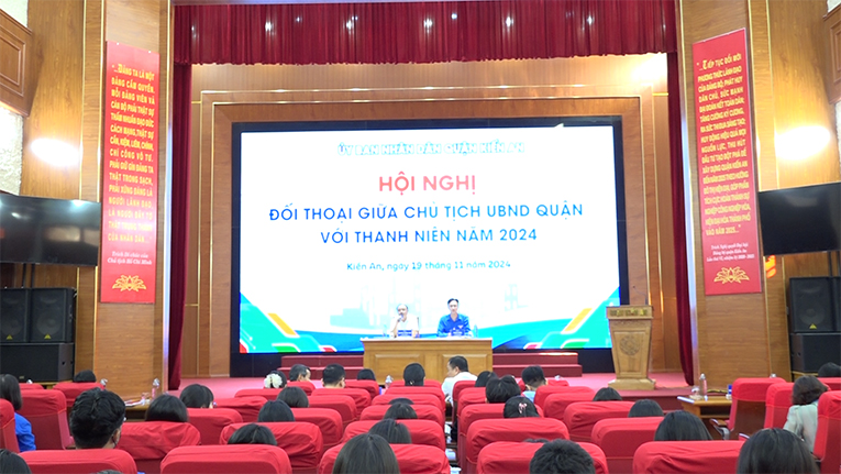 Đồng chí Phó Bí thư Quận ủy, Chủ tịch UBND quận Nguyễn Trường Sơn đối thoại với thanh niên năm 2024